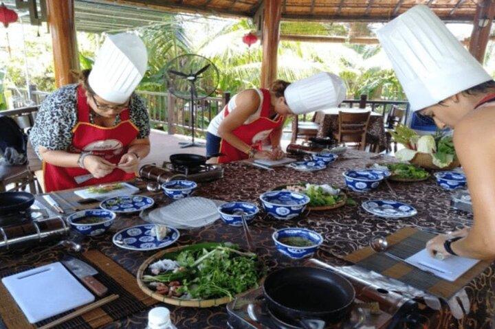 Hoi An Vegansk madlavningskursus med lokal kok og kurvebåd