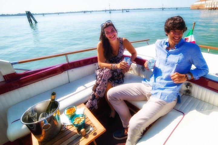 Private Kreuzfahrt: Cocktail bei Sonnenuntergang auf der Lagune von Venedig