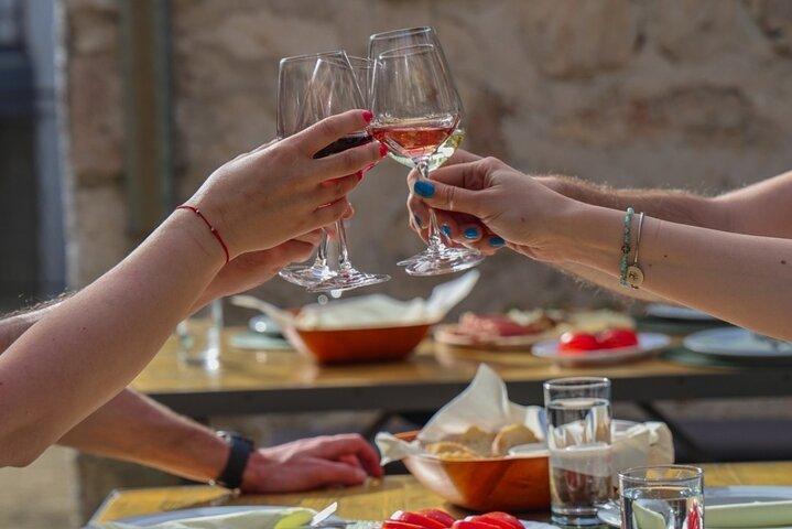 Wijn en eten proeven in de traditionele wijnmakerij