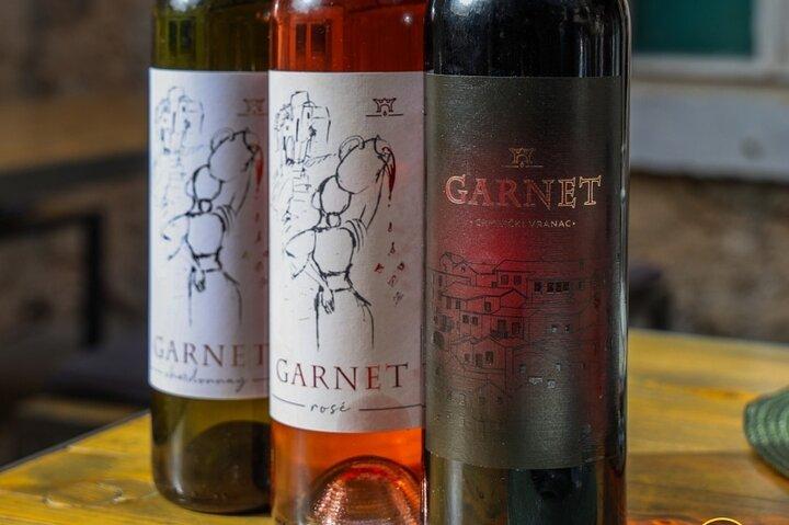 Degustación de vinos y comidas en la bodega tradicional.