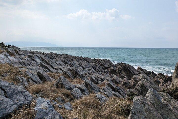 金沢発：福井の見事な断崖、スピリチュアルな島と港