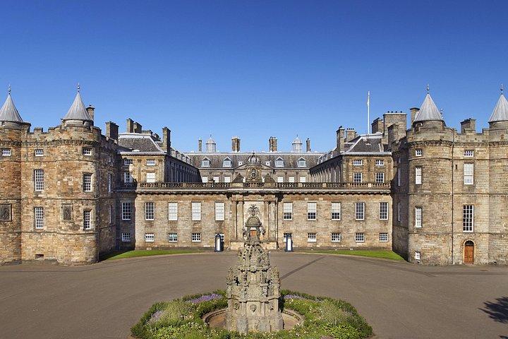 Edinburgh Castle Guided Walking Tour & Holyrood Palace Ticket