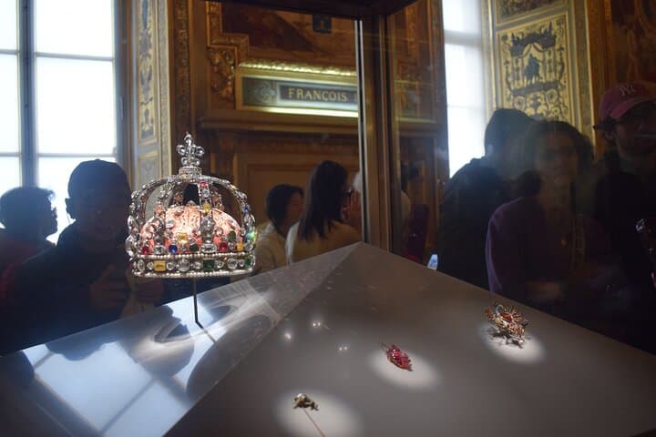 Louvre Museum Small Group Guided Tour with Pre-Booked Tickets