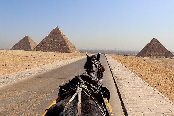 Zonsopgang te paard rond de piramide van Gizeh