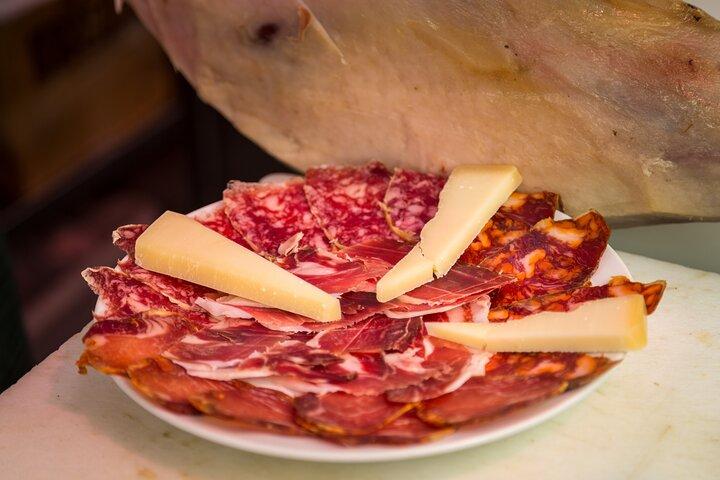 Madrid Local's Tapas Tour Dinner mit einer Seite der Geschichte