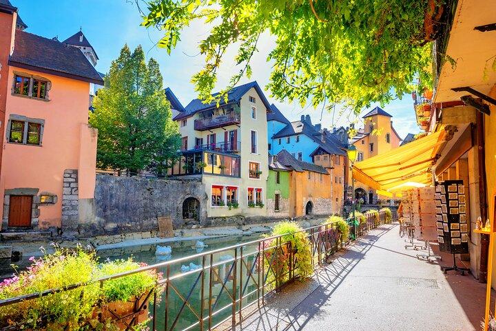 Byspil Annecy og sværdets skygge
