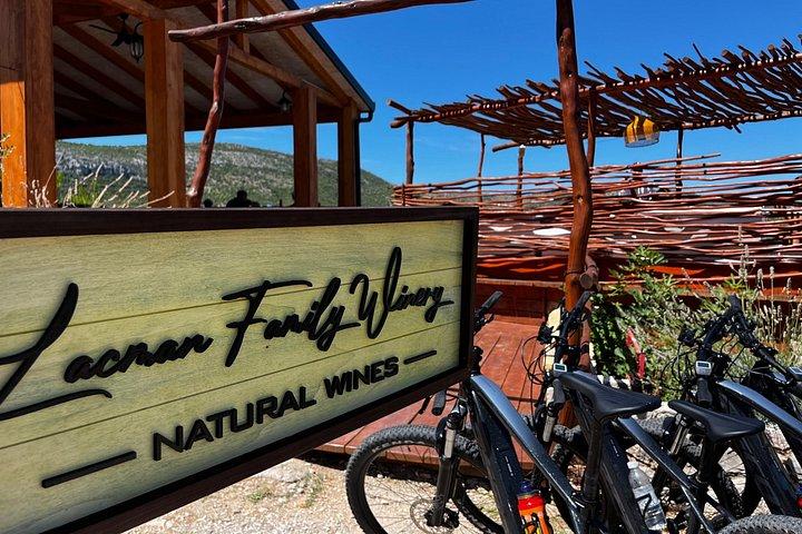 フヴァル島プライベート自転車ツアーとワインテイスティング