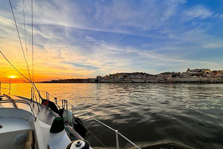 Romantisk solnedgang sejloplevelse i Lissabon