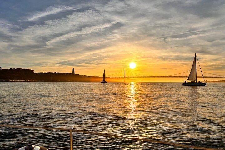 Romantisk solnedgang sejloplevelse i Lissabon