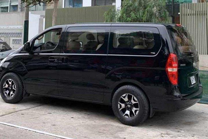 空港からリマのホテルまで専用バンで移動