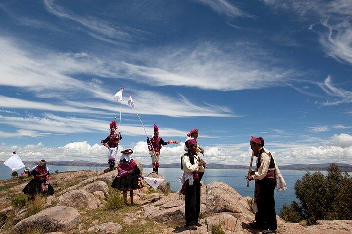 プーノ: ウロスとタキーレ島ツアー-チチカカ湖
