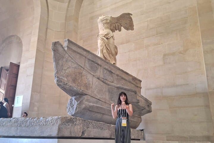 Louvre Museum Guided Tour with Artist