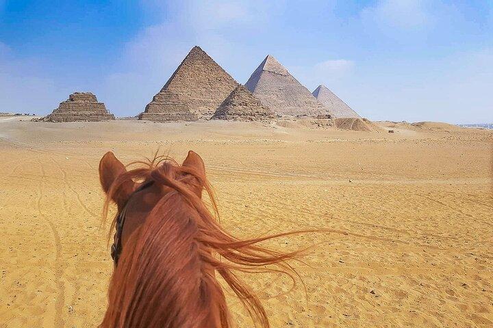 Zonsopgang te paard rond de piramide van Gizeh