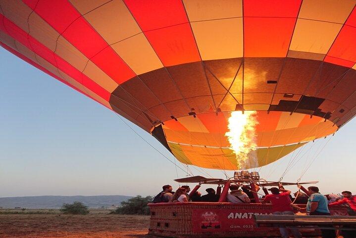 Zonsopgang Heteluchtballon boven de historische plaatsen in Luxor