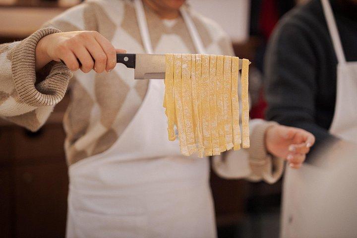 ローマのナヴォーナ広場でのジェラートとフェットチーネパスタの料理教室