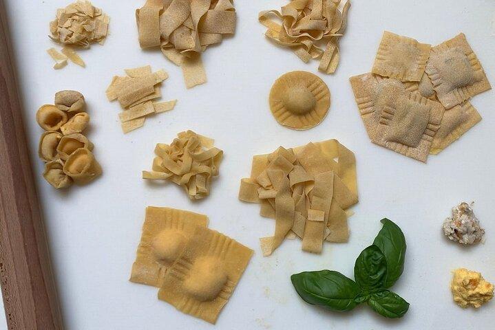 Cocina de mamá: clase de cocina de pasta con visita al mercado en Roma