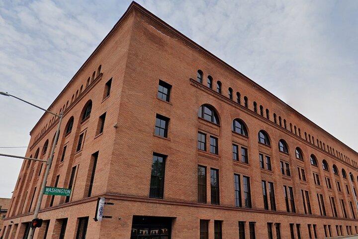 トレドの倉庫街建築を巡るセルフガイドツアー