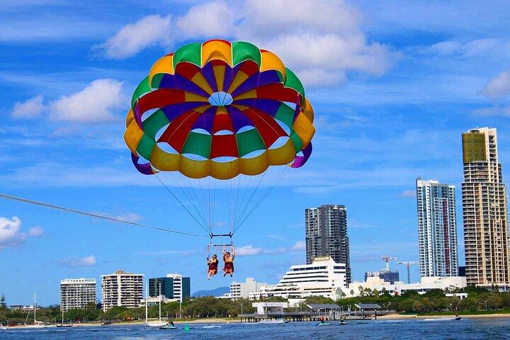 Paravelismo en Gold Coast, vuelo solo, tándem o triple