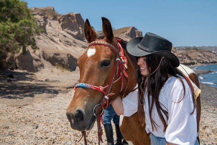 Tour a caballo por la aislada playa Negra en Santorini