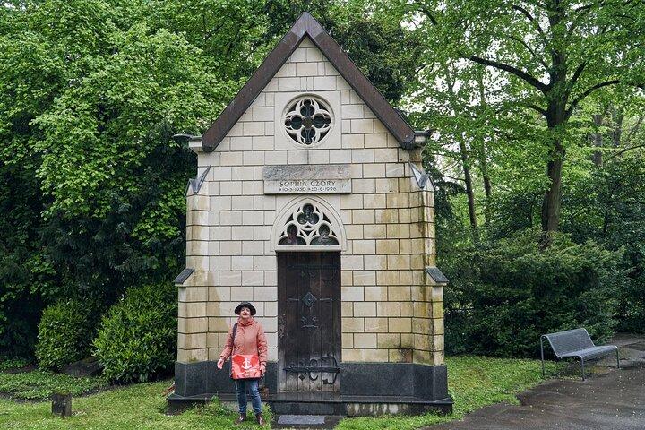 メラテン墓地の五感を刺激するガイド付きツアー