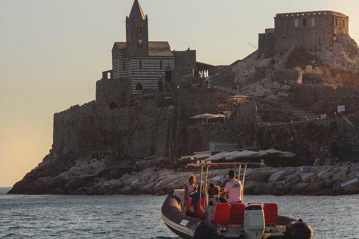 Da La Spezia : Tour in barca delle Cinque Terre al tramonto con aperitivo