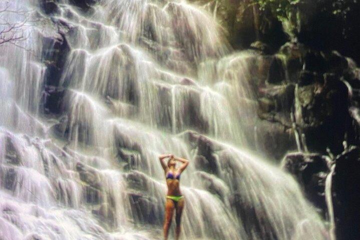 Ubud destaca la terraza de arroz, la cascada, el templo y el pueblo artístico
