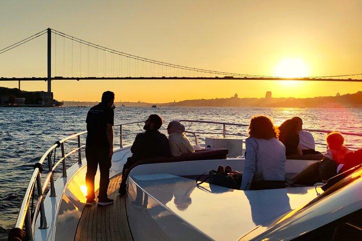 Istanbul Luxe Bosporus Sunset Yacht Cruise met Live Gids