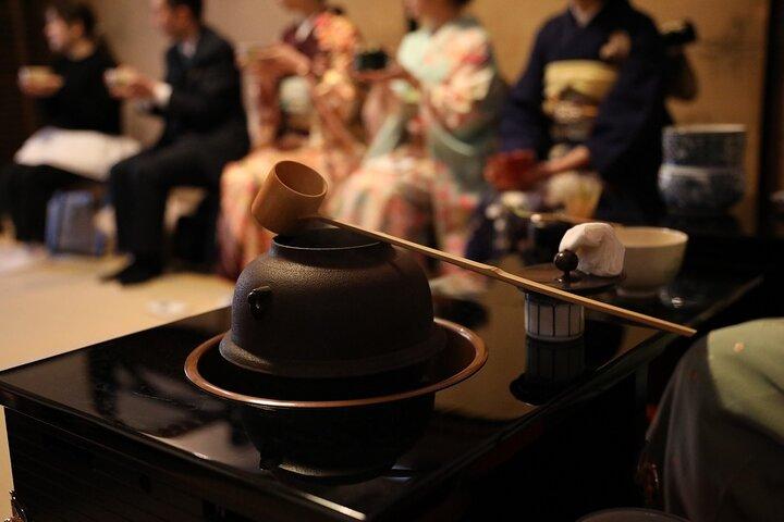 Kyoto Tea Ceremony med Kimono i nærheden af Imamiya Jinjya Shrine