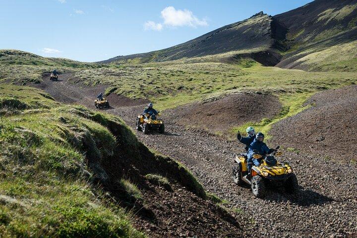 レイキャビクからのピックアップ付きツインピークスATVアドベンチャー2.5時間