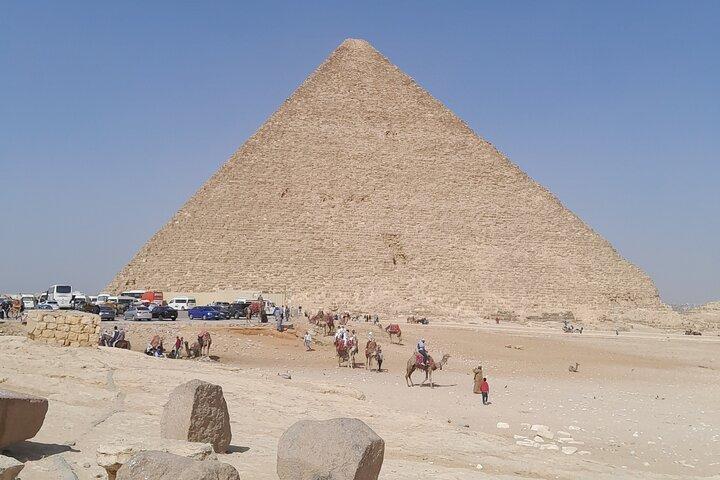 Piramidi di Giza e Grand Egyptian Museum tour di un'intera giornata.