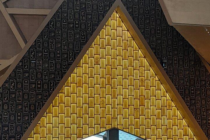 Piramidi di Giza e Grand Egyptian Museum tour di un'intera giornata.