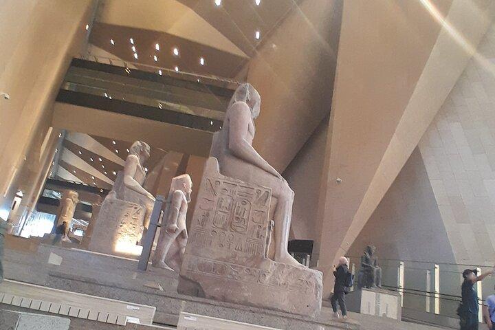 Piramidi di Giza e Grand Egyptian Museum tour di un'intera giornata.