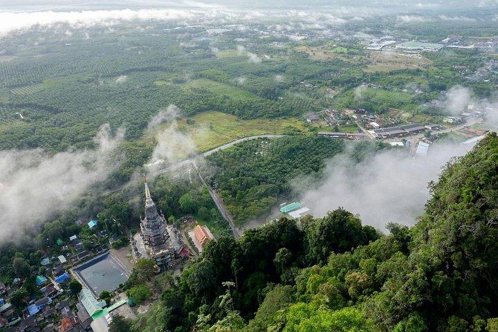 温泉とタイガーケーブ寺院を巡るクラビの一日ジャングルツアー