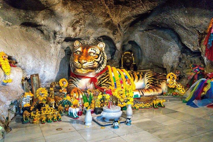 温泉とタイガーケーブ寺院を巡るクラビの一日ジャングルツアー
