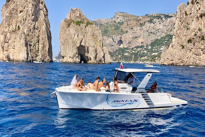 Excursión de un día en barco desde Nápoles a la isla de Capri.