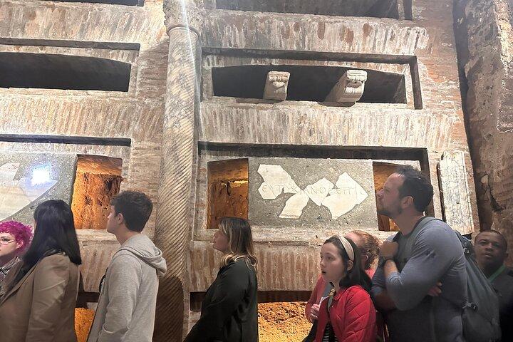 ローマの地下墓地：永遠の都の影と秘密