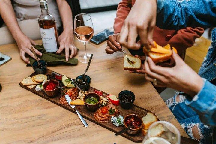 ケープタウン：フランシュフックワイントラム＆ステレンボッシュ終日ツアー