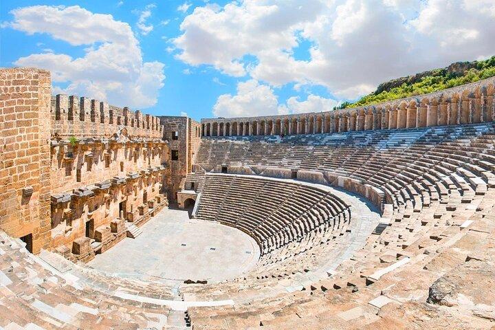 Excursão pelas maravilhas antigas de Perge e Aspendos: uma exploração de lazer
