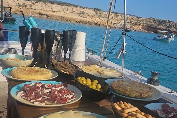 Ibiza: Privat seglingstur med tapas och öppen bar