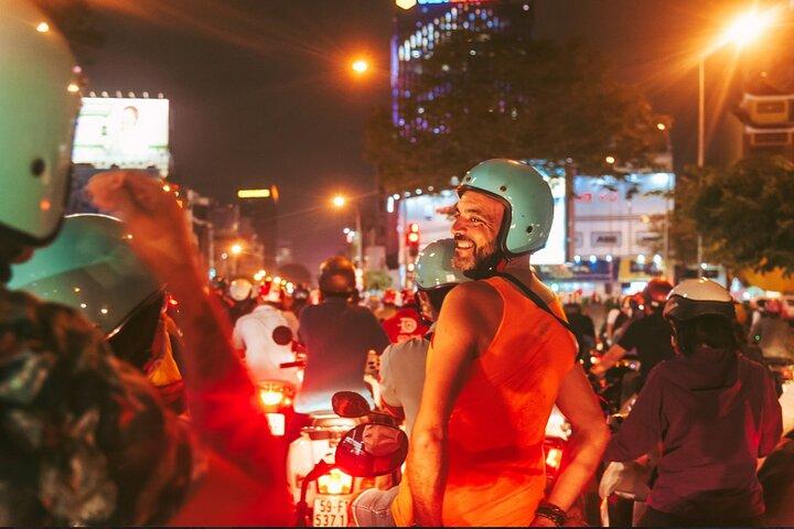 Nachtessen Tour in Saigon Mit dem Roller