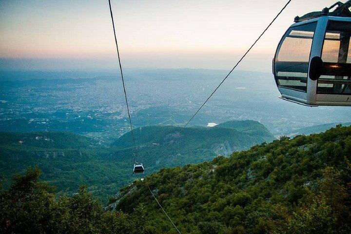 Esperienza escursionistica in montagna a Dajti con funivia