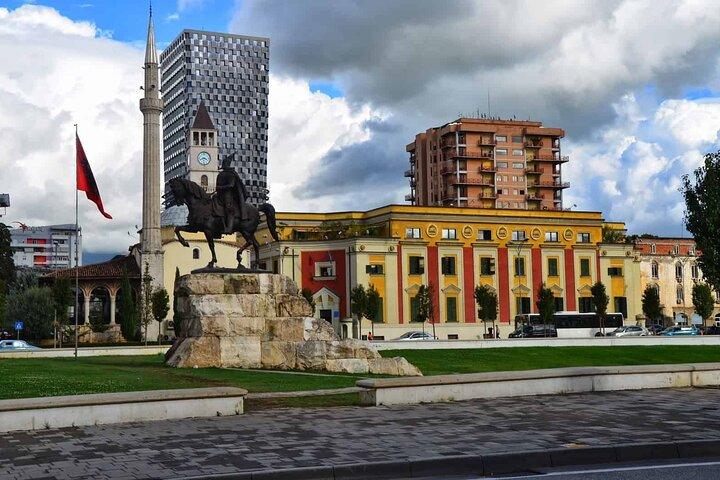 Tirana Bike Tour, Storia, Cultura e Visita al Lago Artificiale