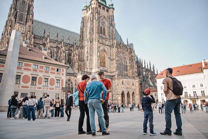 Visita de Praga al casco antiguo, a los cruceros por el río y al castillo de Praga, que incluye almuerzo