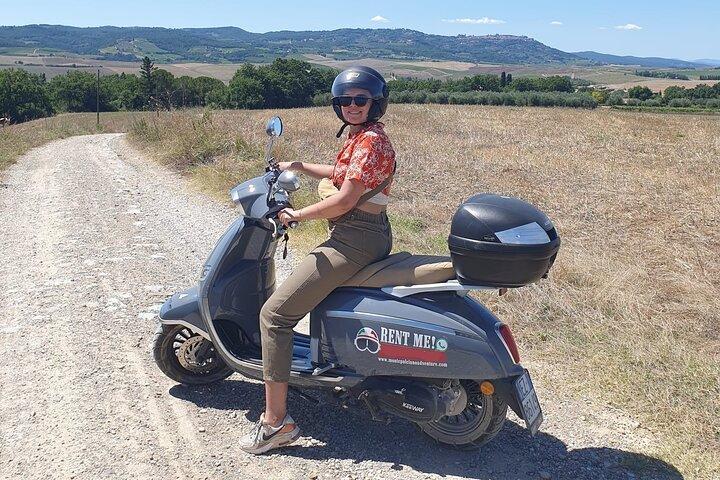 Scopri i tesori nascosti della Val d'Orcia in Vespa!