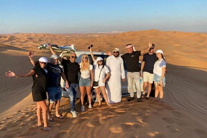 Safari nel deserto rosso di Dubai in condivisione con cammello, spettacoli e cena