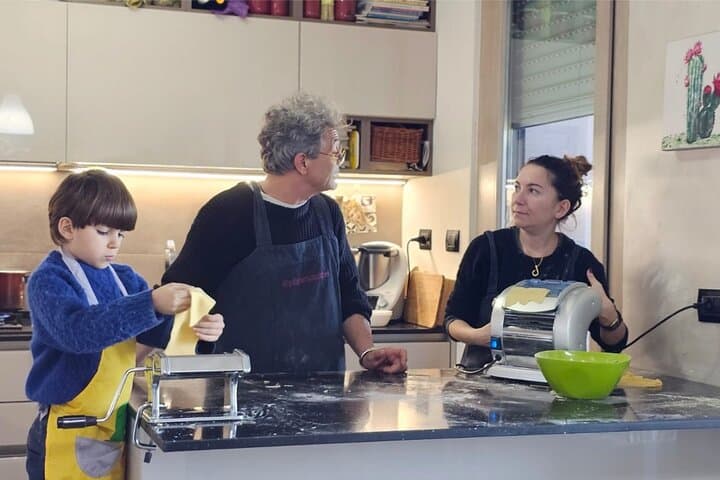 Cooking class : Fresh pasta and tiramisu for children in Milan