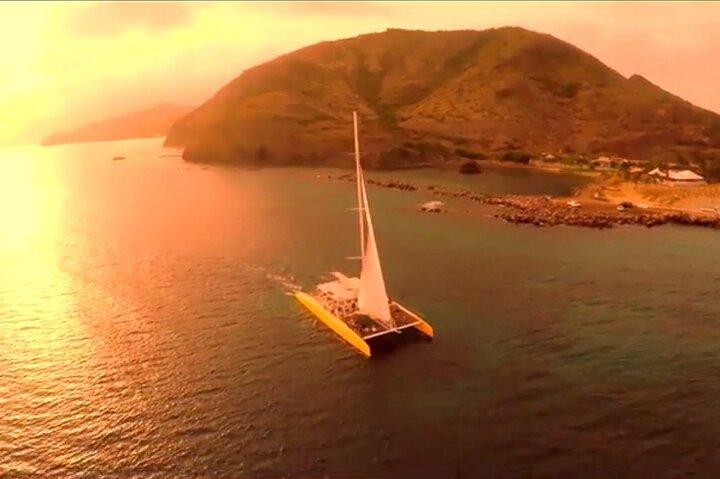 Pôr do sol em catamarã e cruzeiro com coquetéis
