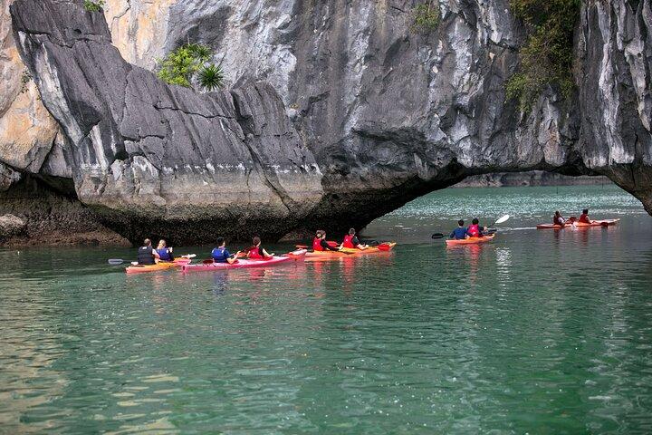 HaLong, baia di LanHa 2 giorni e 1 notte in kayak sulla crociera Vega Legend.