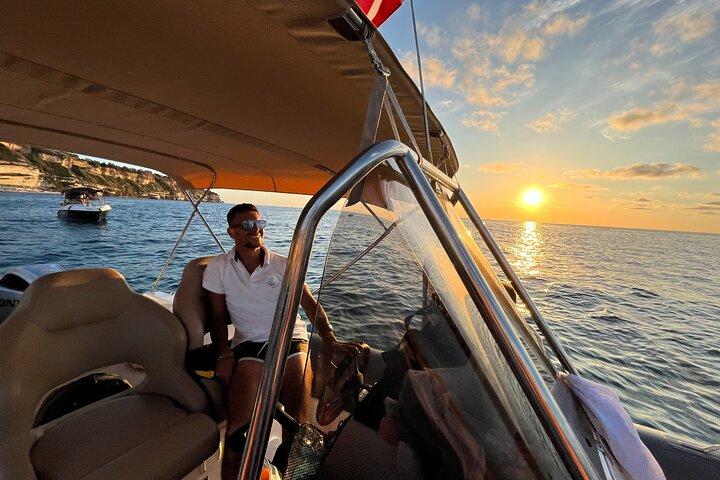 Paseo en barco al atardecer por la Costa degli Dei