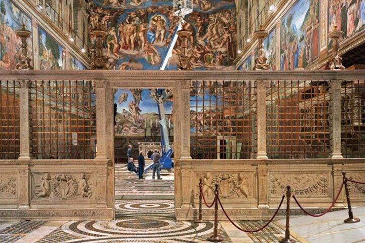 Small Group Guided Tour of St Peter Basilica